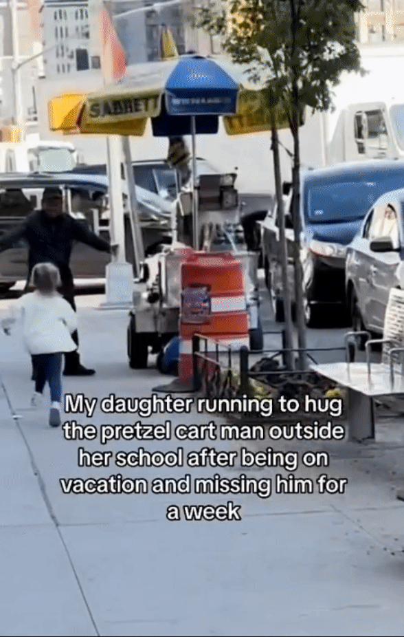 뉴욕 한복판에서 한 아이가 노점상인을 보고 반가움에 달려가는 영상이 화제다./영상=틱톡