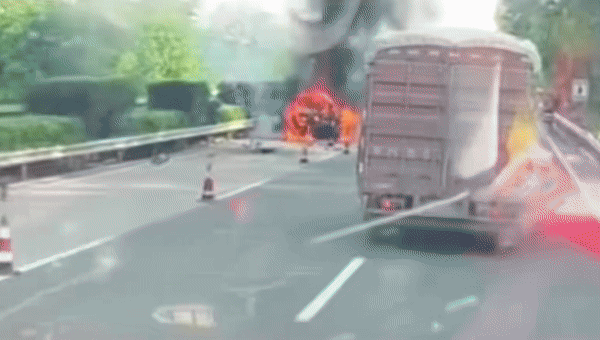 중국 고속도로에서 발생한 차량 사고로 일가족 3명이 숨졌다. 영상은 사고 직후 차량에 화재가 발생한 현장. /영상=뉴시스(중국 바이두 영상 캡처)