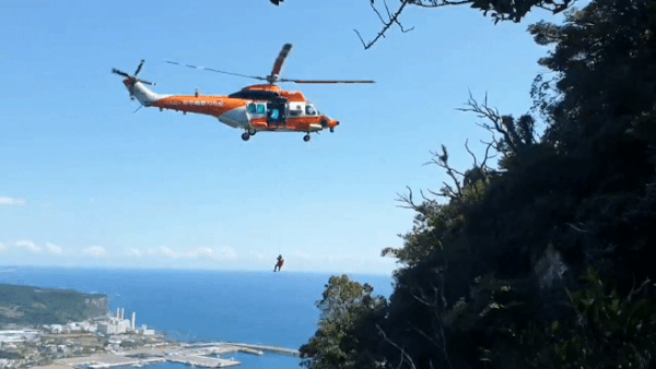 제주 산방산에서 길을 잃은 관광객들이 소방헬기로 구조되고 있다.(제주서부소방서 제공)
