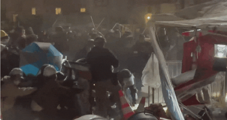 2일 미국 로스앤젤레스 소재 캘리포니아대(UCLA)에서 경찰이 친팔레스타인 시위대의 바리케이드를 강제 철거하고 있다. /X(옛 트위터)