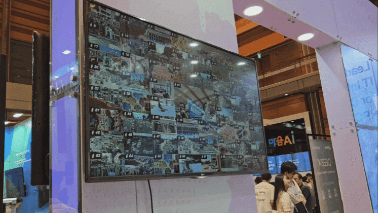AI 반도체 기업 딥엑스가 '2024 국제인공지능대전'에서 시연한 DX-H1 PCIe 카드의 60채널 이상 실시간 AI 연산처리 데모./전병수 기자