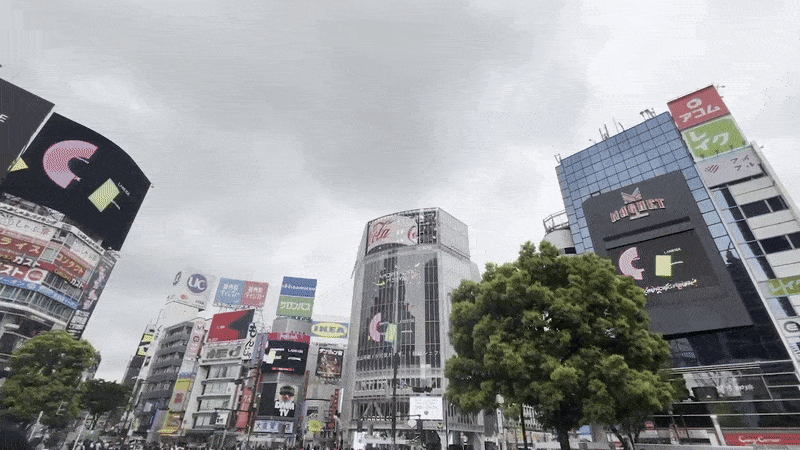 지난 23일 도쿄 시부야 스크램블 교차로 위 전광판에서 아모레퍼시픽 '아모파시페스'행사 광고 영상이 나오고 있다. /영상=하수민기자
