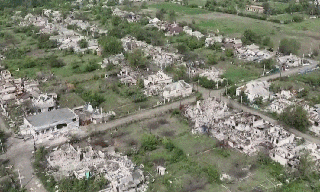 러시아의 공습으로 완전히 폐허가 된 차시우야르의 드론 촬영 영상 일부