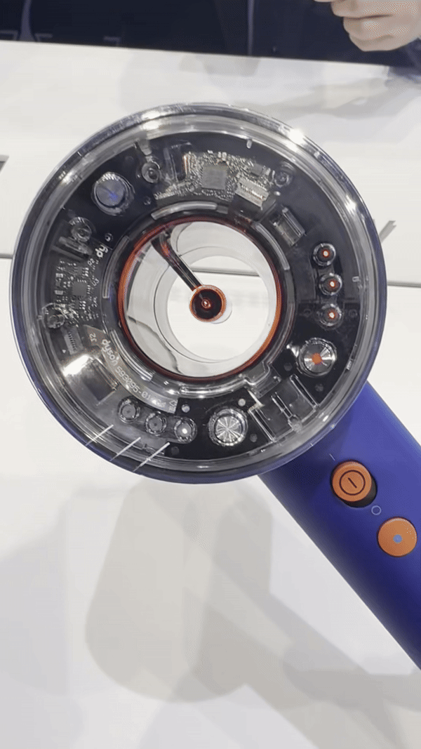 다이슨 '슈퍼소닉 뉴럴 헤어드라이어'는 기기와 모발 사이 거리에 따라 색상을 바꾸는 LED 조명을 탑재했다. 2024.3.18 / 뉴스1 ⓒ News1 강태우 기자