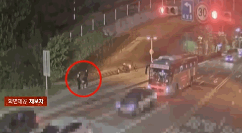 학생 무리가 자전거를 훔치는 모습. 〈영상=JTBC '사건반장'〉