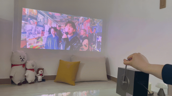 LG 시네빔 큐브는 움직일 때마다 화면이 자동으로 조정됐고, 수평이 맞지 않는 상황에서도 화면을 알아서 반듯하게 보여줬다./영상=백유진 기자 byj@