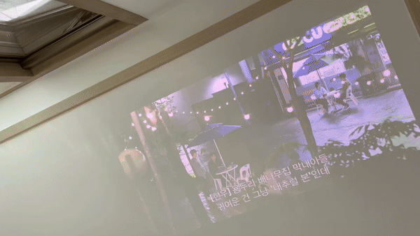 대낮에 LG 시네빔 큐브로 영상을 시청하는 모습./영상=백유진 기자 byj@