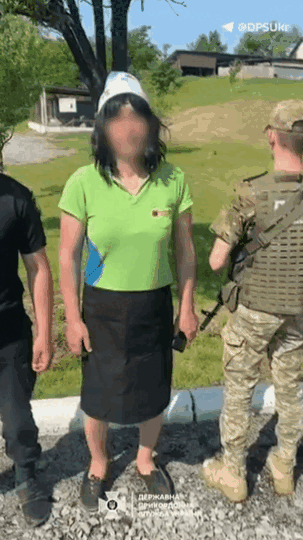 우크라이나 국경수비대가 공개한 영상 캡처. 40대 남성이 여성으로 위장한 채 여동생 여권으로 국경을 넘으려다 체포됐다.