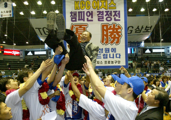 정상영 KCC 명예회장이 2004년 KCC가 챔피언결정전 우승했을 당시 선수단의 헹가래를 받고 있다. 연합뉴스