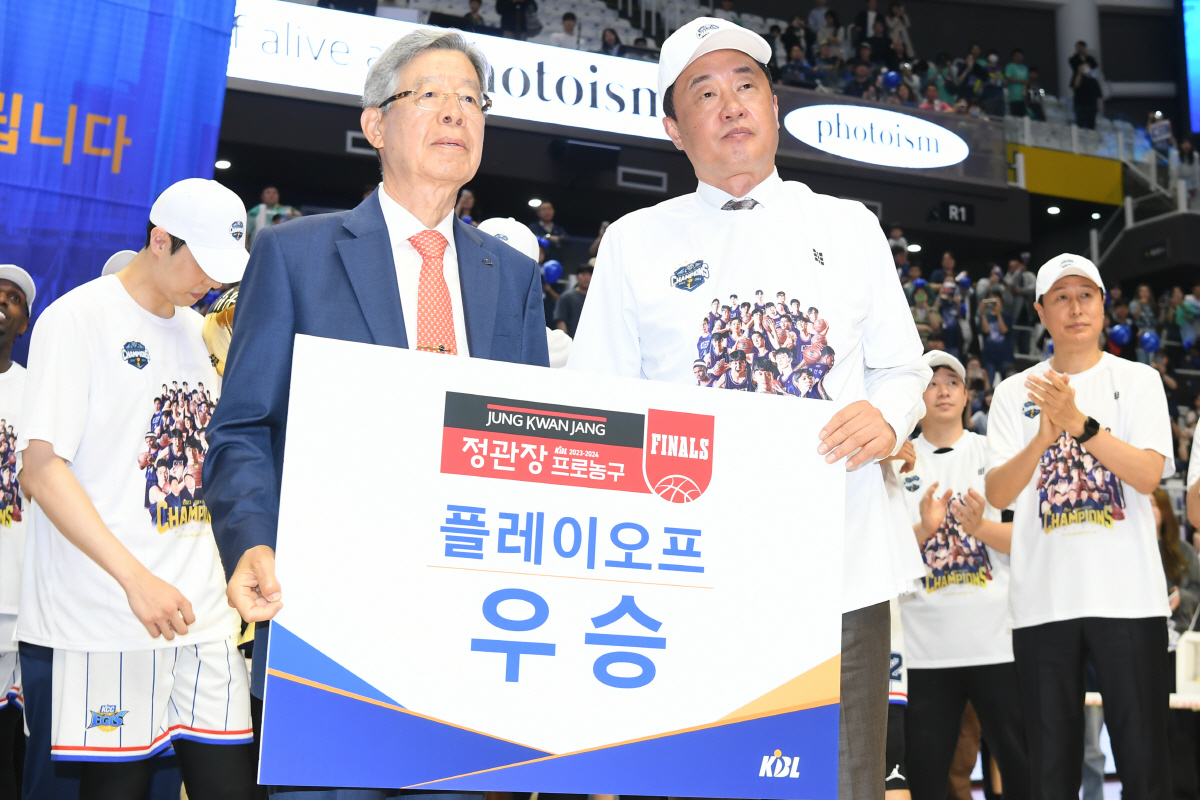 전창진 KCC 감독이 김희옥 KBL 총재로부터 2023~2024시즌 챔피언 시상을 받고 있다. 사진제공=KBL