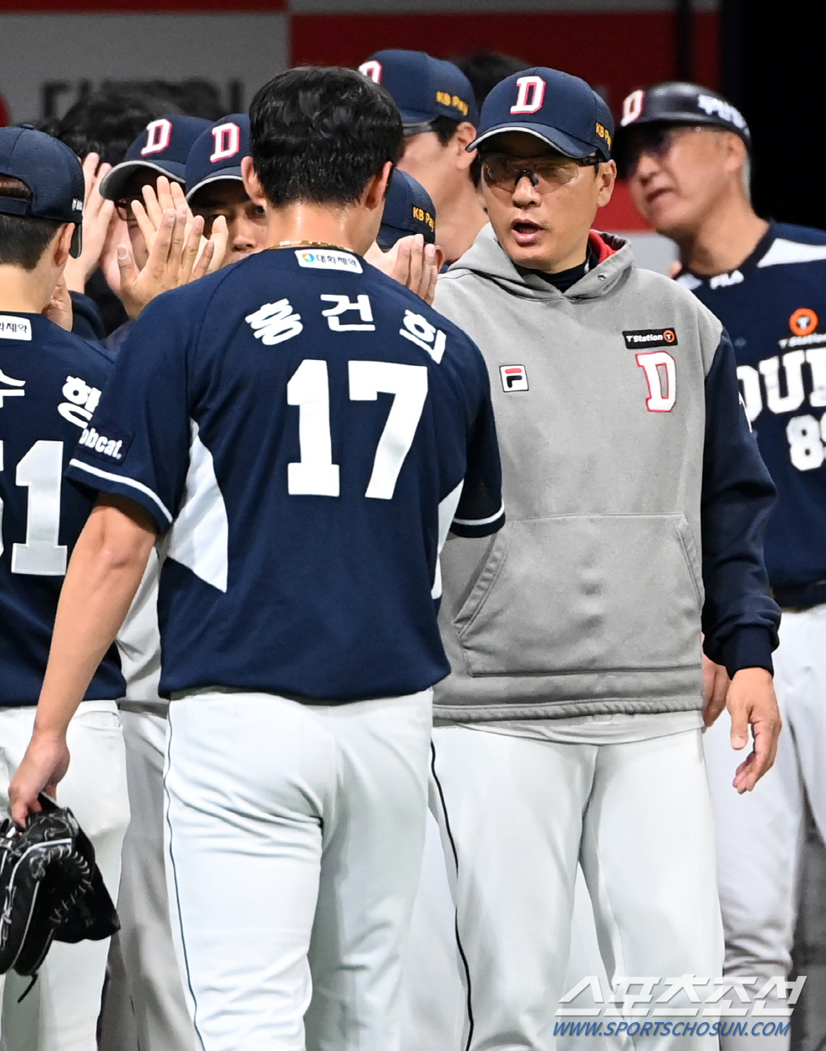 [포토] 이승엽 감독과 하이파이브 하는 홍건희