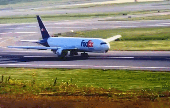 페덱스(FedEx)의 보잉767 화물기가 동체 착륙하는 모습. /엑스(X·옛 트위터)