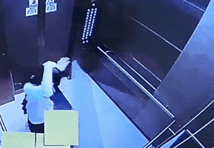 엘리베이터 천장 구조물이 춤을 추던 초등학생 머리 위로 떨어지는 모습. /뉴시스