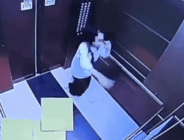 한 초등학생이 엘레베이터에서 춤추다 천장 구조물이 떨어져 머리를 다쳤다/사진=온라인 커뮤니티 캡처