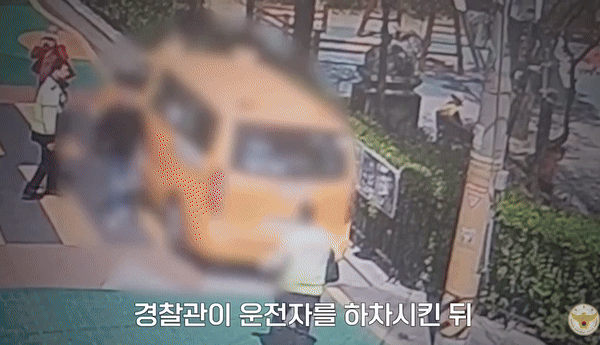 [서울=뉴시스] 음주 상태로 어린이 통학 차량을 운전한 남성이 경찰에 붙잡혔다. (영상= 경찰청 공식 유튜브 채널 캡처)  *재판매 및 DB 금지