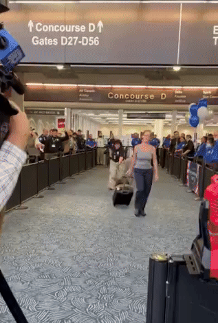 미국 밀워키 미첼 국제 공항에서 탐지견으로 활동한 렉스가 직원들이 준비한 깜짝 은퇴식에서 공을 가지고 노는 모습. 엑스(X·옛 트위터) 캡처