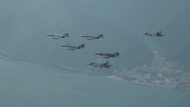9일 F-4E 팬텀 ‘필승편대’가 고별 국토순례 비행을 하고 있다. [대한민국 공군]