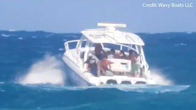 미국 청소년 2명이 바다에 쓰레기 던지는 모습. (사진/영상= Wavy Boats LLC 제공, FOX NEWS 보도화면 캡처)