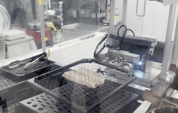 비욘드허니컴 '그릴X'는 그릴을 자연스럽게 뒤집을 수 있도록 그릴 연결부에 회전 축을 더했다. (사진=지디넷코리아 신영빈 기자)