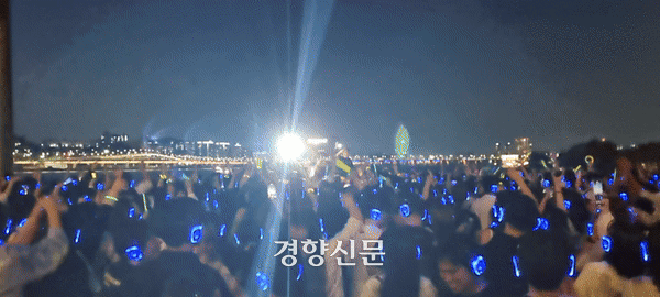 서울 서초구 반포한강대교에서 12일 열린 ‘무소음DJ파티’에 참여한 시민들이 손을 들고 제자리에서 뛰며 음악을 즐기고 있다. 강한들 기자