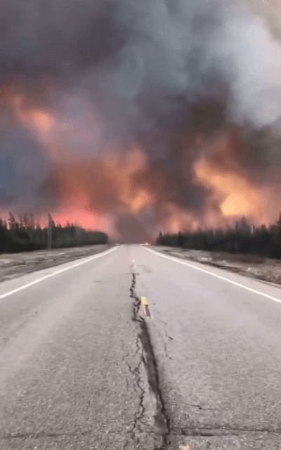 캐나다 서부에서 발생한 산불이 여의도 면적의 34배를 넘게 태우면서 확산하고 있다. /사진= X(엑스·옛 트위터) 영상 캡처