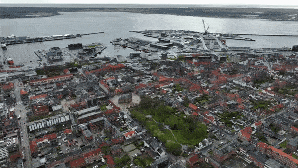 2024년 4월 17일 하늘에서 바라본 덴마크 에스비에르 시가지와 항구의 모습. 출처 : 덴마크 영상 공동취재단