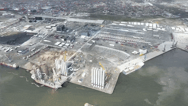 2024년 4월 17일 덴마크 에스비에르 항구 야적장. 거대한 해상풍력 발전기 구조물이 부두를 꽉 태우고 있다. 출처 : 덴마크 영상 공동취재단