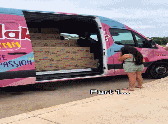 삼양식품 까르보불닭볶음면을 선물 받고 기뻐하는 소녀 아달린. / 사진=틱톡