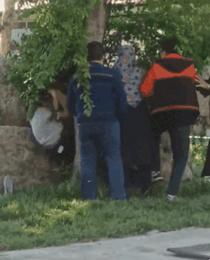 이란의 도덕경찰이 길거리에서 히잡을 쓰지 않았다는 이유로 10대 여학생을 무차별 폭행하는 모습