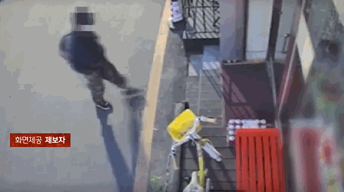 경기 부천시의 한 분식집에 도착한 택배를 훔치는 남성의 모습. 〈영상=JTBC '사건반장'〉