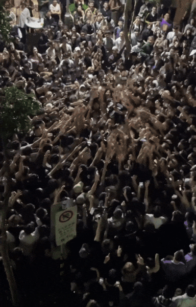 지난 10일(현지시간) 대만 인플루언서 '미스터 R'이 타이베이 시내에서 현금을 뿌려 수많은 인파가 몰렸다. 사진=스레드 갈무리