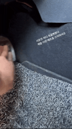 액셀 페달이 차량 매트에 끼이는 현상을 보여주는 장면. 오프로드 모터스 제공