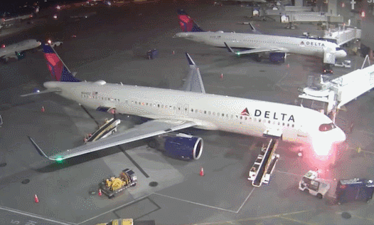 미국 워싱턴주 공항에 막 착륙한 에어버스 A321 항공기 조종석 아래에서 전기 합선으로 인한 화재가 발생해 승객들이 긴급 대피하는 일이 벌어졌다. [영상 출처 = VN익스프레스]