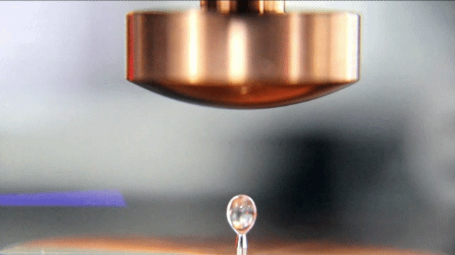 정전기 공중부양장치를 통해 수용액을 공중에 띄우는 모습.[KRISS 제공]