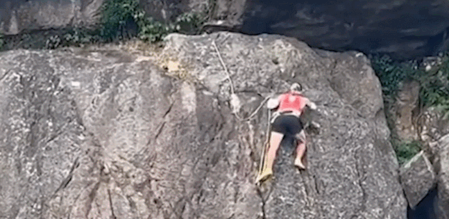 베트남에서 등산객 일행이 제대로 된 장비 없이 맨손으로 수십 미터 높이의 바위산을 올라가는 영상이 소셜미디어(SNS)에 공개돼 논란이 됐다. 출처=@tuoitre