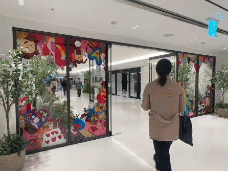 As visitors enter the department store's entrance, which connects the building with the bustling Seoul Express Bus Terminal, they are greeted by children's drawings as part of the campaign The Greatest Gift of All. [SEO JI-EUN]