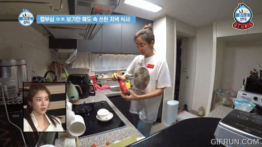 배우 유이가 ‘나혼자산다’에서 불닭소스를 담고 있다. [유튜브 캡쳐]
