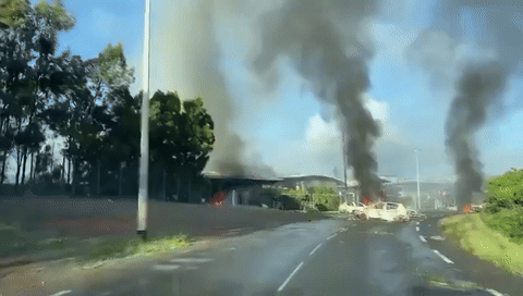 13일(현지시간)부터 시작된 프랑스령 뉴칼레도니아 폭동으로 거리 곳곳의 차량에서 연기가 치솟고 있다. /영상=엑스(옛 트위터)