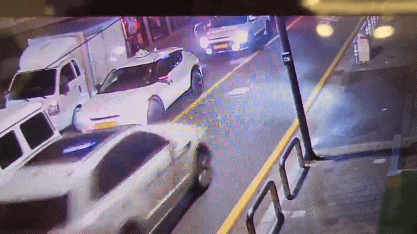 지난 9일 밤 11시40분쯤 서울 강남구 압구정동의 한 도로에서 트로트 가수 김호중씨가 몰던 SUV 차량이 택시와 부딪치고 있다./온라인 커뮤니티