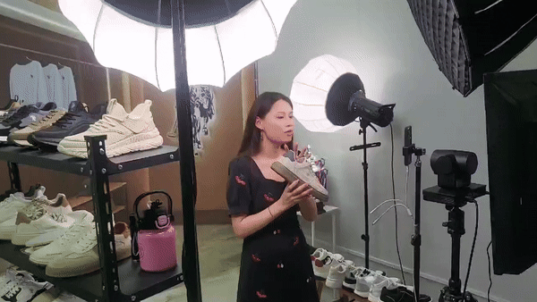 이스트아시아홀딩스의 쇼호스트가 US 폴로 브랜드 신발을 라이브방송을 통해 판매하고 있는 모습. [사진 : 고득관 기자]