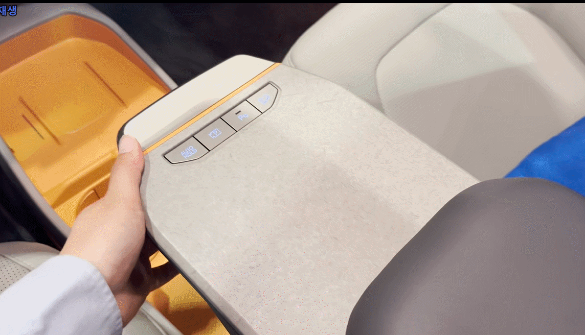 EV3 차량 1열에 적용된 ‘슬라이딩 콘솔 테이블’.(영상=공지유 기자)