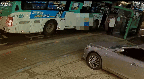 [서울=뉴시스] 버스를 타기 위해 공유자전거를 정류장 앞 도로에 방치한 남성의 모습이 담긴 영상이 공개돼 논란이 되고 있다(사진= 온라인 커뮤니티 갈무리) *재판매 및 DB 금지