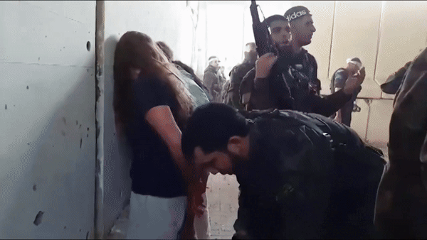 하마스 무장대원들에 납치된 이스라엘 여군들 영상