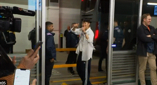 호주 취재진에 연신 인사를 건네며 떠나고 있는 손흥민. /엑스