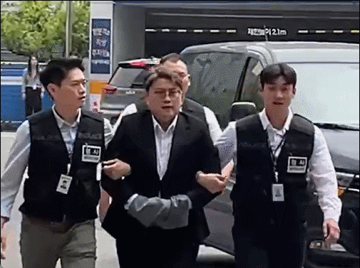 가수 김호중(33)이 24일 오후 서울 강남경찰서에 들어가고 있다. /사진=김지성 기자