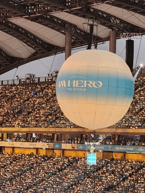 가수 임영웅이 26일 서울 마포구 서울월드컵경기장에 연 공연에서 헬륨으로 작동되는 풍선을 타고 공중에 떠 '사랑은 늘 도망가'를 부르고 있다. 양승준 기자