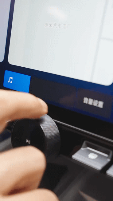 레이쥔이 샤오미의 전기차 ‘SU7’에 탑승해 작동 방식을 설명하고 있다. [레이쥔 X(엑스) 갈무리]