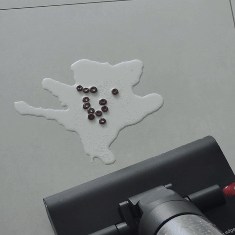 다이슨의 물청소기 ‘워시G1’으로 우유를 탄 시리얼을 제거하는 모습.