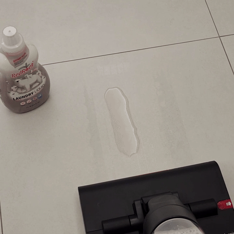 다이슨의 물청소기 ‘워시G1’으로 바닥의 세탁세제를 제거하다가 오히려 거품이 더 생기는 모습.