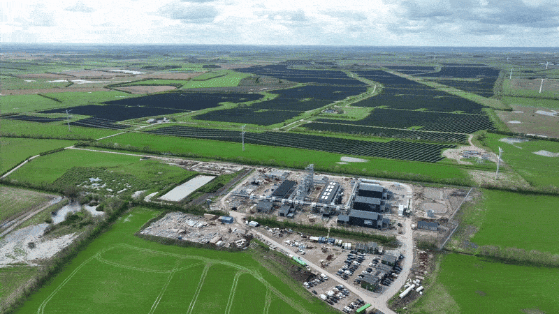 덴마크 카쇠 지역에 위치한 유러피언에너지의 그린 수소-e메탄올 생산 공장. 유러피언에너지는 공장 부지 인근에 설치된 대형 태양광발전소도 함께 운영하고 있다. 출처 : 덴마크 영상 공동취재단
